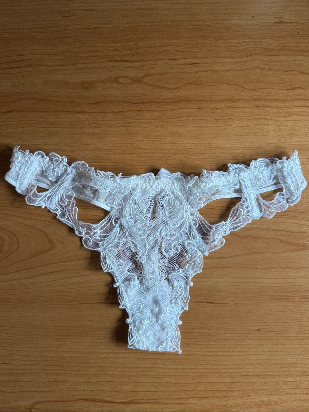 Lise Charmel Soir de Venise G-String in White - Picture 3 of 5